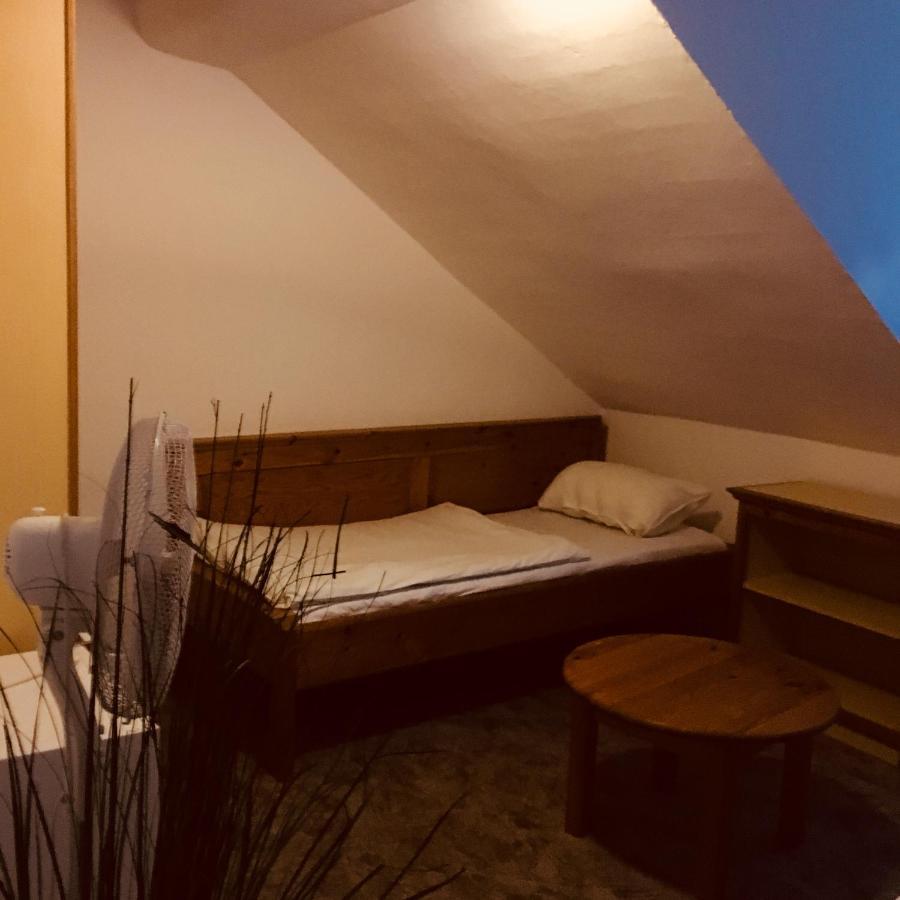 Y Hostel Balatonlelle Luaran gambar